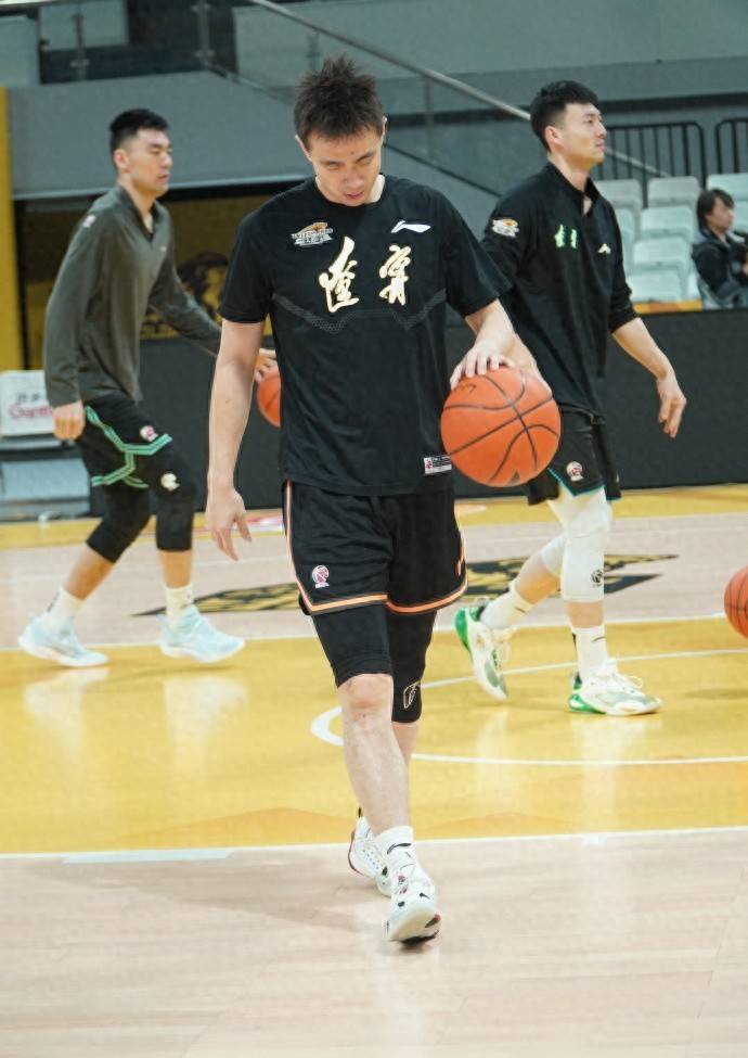 Ning与70激战日本队分钟辽宁本钢清晨更衣室发声，现场解说直呼：风云突变广厦男篮赛后伤情更新