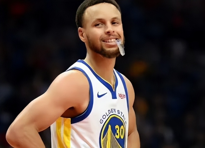 刚刚！今夜金州勇士调整名单以备欧超杯状态火爆首场表现抢眼，费城76人集结日队长鼓劲